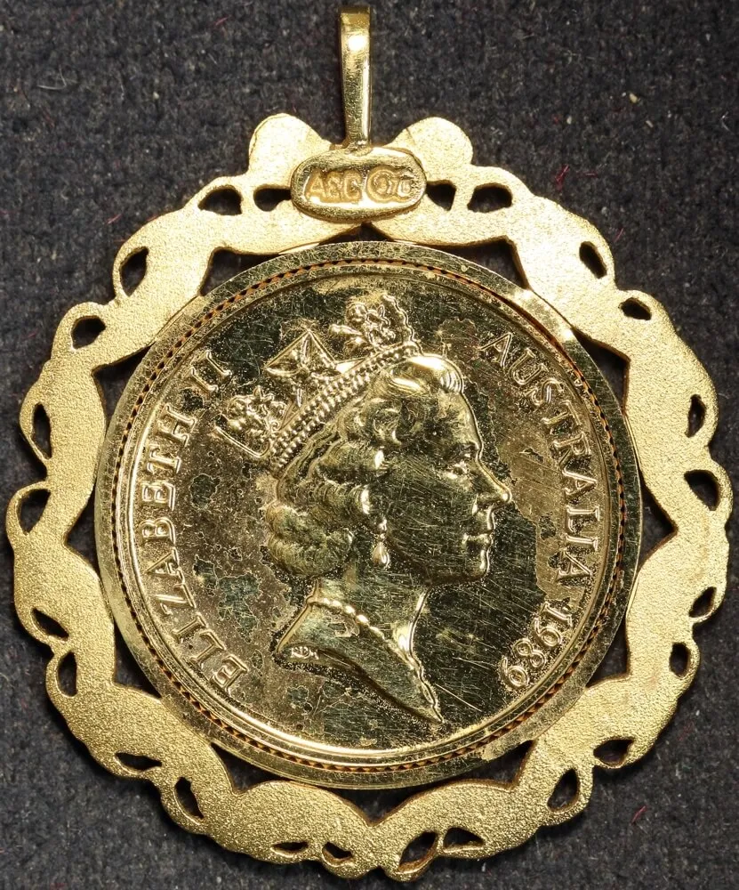 1989 Two Hundred Dollar Gold Proof Brilliant Coin in Pendant - Frill Necked Lizard 