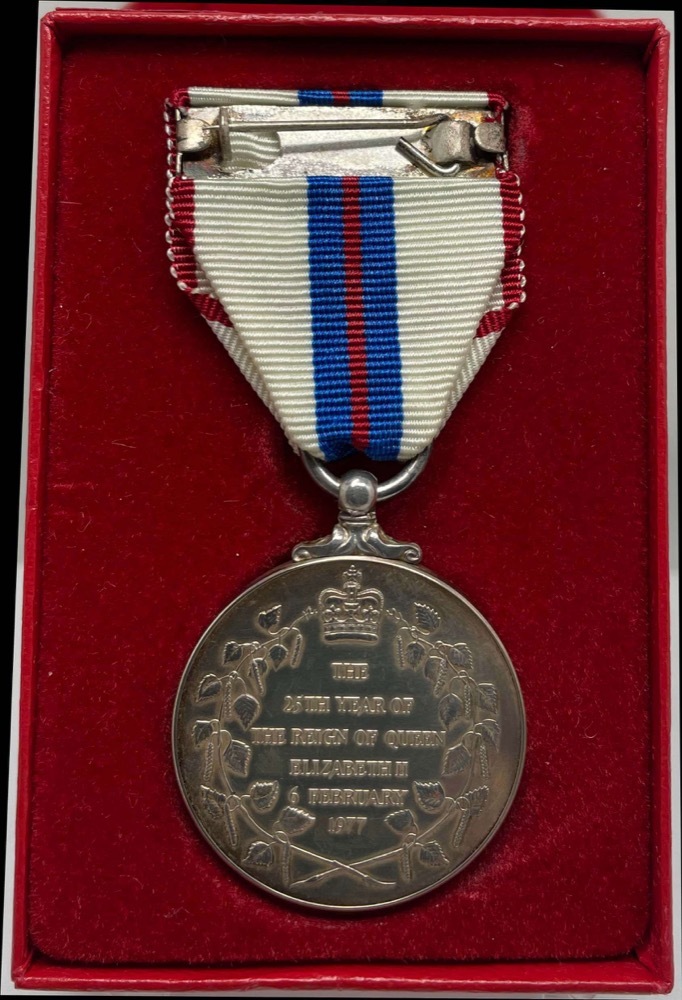 Royal Mint 1977 Silver Jubilee Medal in Presentation Case product image