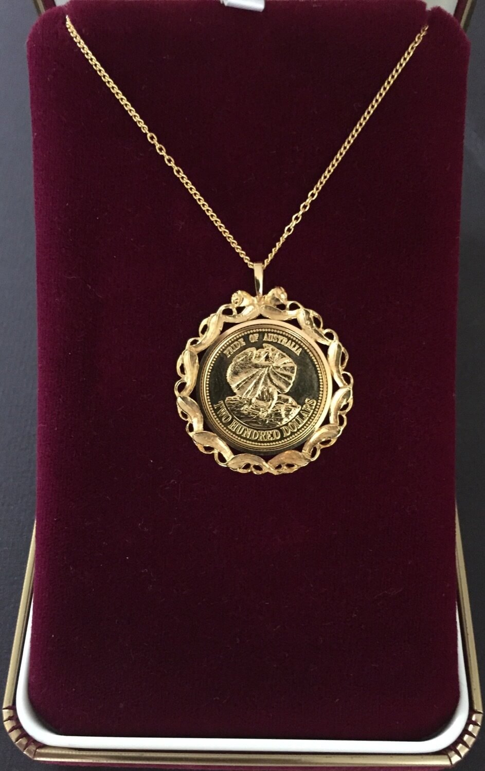 1989 Two Hundred Dollar Gold Proof Brilliant Coin in Pendant - Frill Necked Lizard  product image
